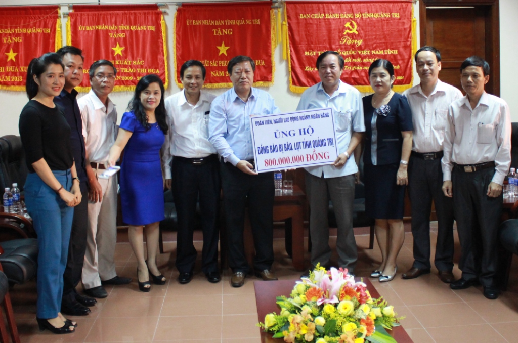 Ngân hàng nhà nước Việt Nam ủng hộ đồng bào tỉnh ta khắc phục hậu quả lũ lụt.